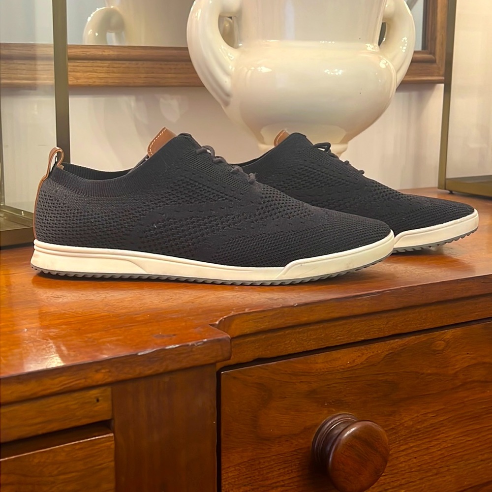 Izod Men's Breeze Shoe black worn once inside.  Near New.  Lace up